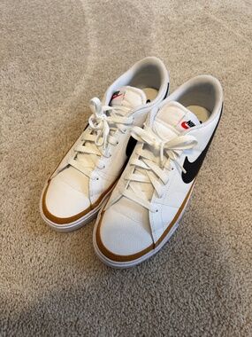Men’s Nike Court Legacy Court